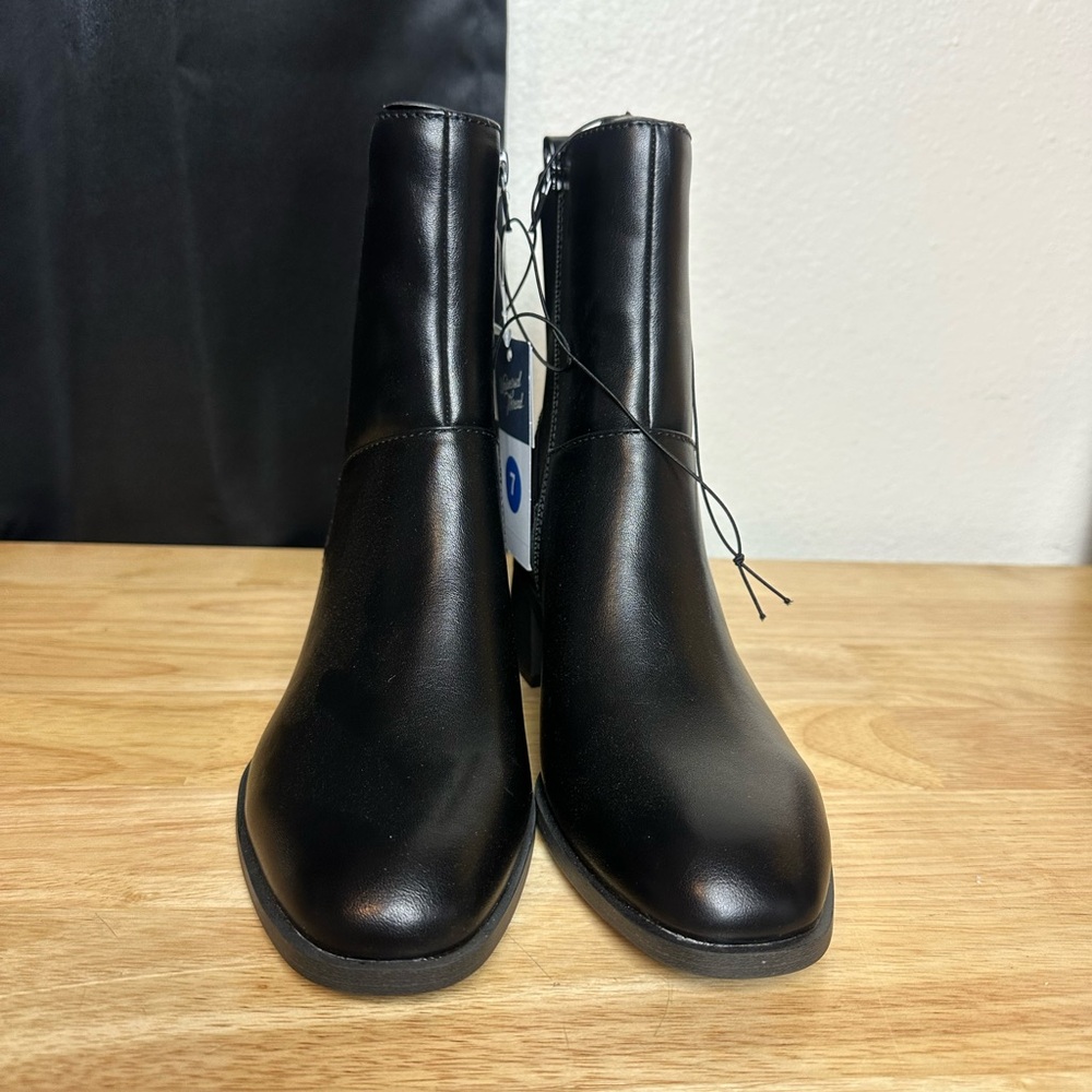 Ladies black color/low block style boots (7)